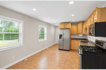 111 S Bartlett Road, Streamwood, IL 60107 - Photo 5