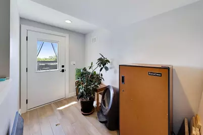 2437 W Foster Avenue #202, Chicago, IL 60625 - Photo 33