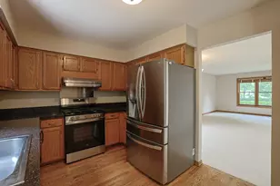 3191 Village Green Dr, Aurora, IL 60504 - Photo 9