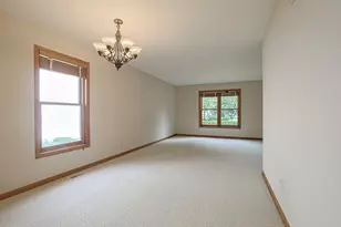 3191 Village Green Dr, Aurora, IL 60504 - Photo 7