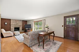 1409 E Rosehill Dr, Arlington Heights, IL 60004 - Photo 7