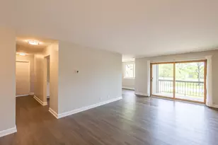 450 Raintree Ct, Glen Ellyn, IL 60137 - Photo 3