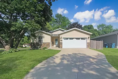 402 S McLean Street, Hudson, IL 61748 - Photo 1