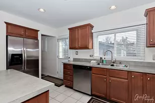 533 Bobby Ln, Mundelein, IL 60060 - Photo 5
