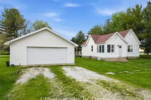 201 NW Lexington St, Iroquois, IL 60945 - Photo 3