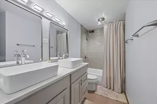 4250 N Marine Dr, Chicago, IL 60613 - Photo 9