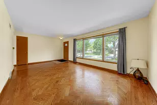 330 Gareth Ln, Schaumburg, IL 60193 - Photo 3