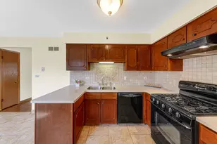 330 Gareth Ln, Schaumburg, IL 60193 - Photo 5