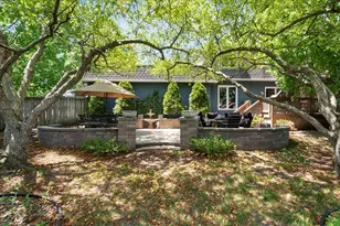 805 NW Holcomb Dr, Mundelein, IL 60060 - Photo 29