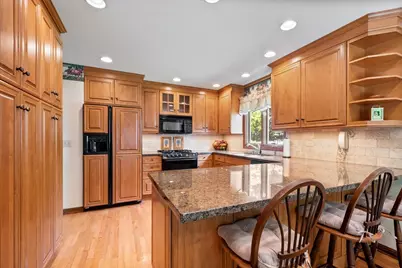 805 NW Holcomb Drive, Mundelein, IL 60060 - Photo 11