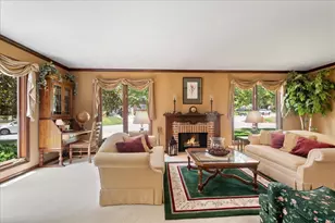805 NW Holcomb Dr, Mundelein, IL 60060 - Photo 5