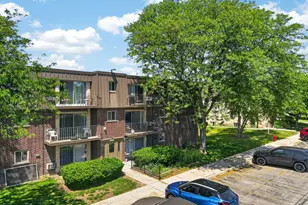 571 Fairway View Dr, Wheeling, IL 60090 - Photo 1