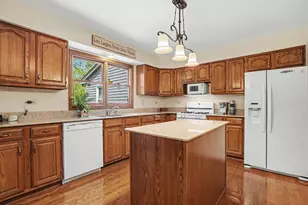 1975 Sandy Creek Dr, Elgin, IL 60123 - Photo 11