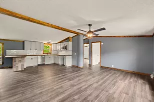 802 Reynolds Dr, Charleston, IL 61920 - Photo 7