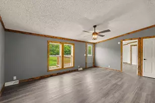 802 Reynolds Dr, Charleston, IL 61920 - Photo 9
