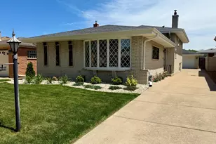 8927 S Sacramento Ave, Evergreen Park, IL 60805 - Photo 1