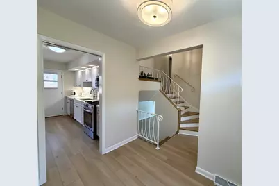 8927 S Sacramento Avenue, Evergreen Park, IL 60805 - Photo 3