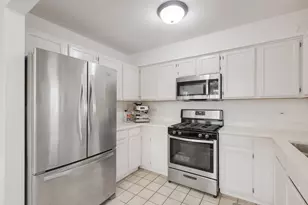 647 N Charter Hall Dr, Palatine, IL 60067 - Photo 9
