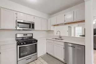 647 N Charter Hall Dr, Palatine, IL 60067 - Photo 9