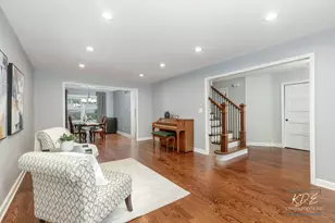 605 Hyde Park Ln, Naperville, IL 60565 - Photo 9