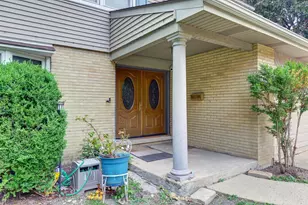 1423 S Cypress Dr, Mount Prospect, IL 60056 - Photo 3