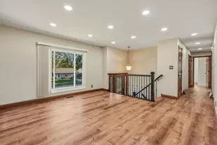 412 Sherwood Dr, Streamwood, IL 60107 - Photo 9