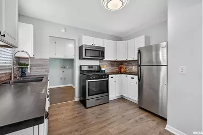 2449 W 13th Street, Davenport, IA 52804 - Photo 9