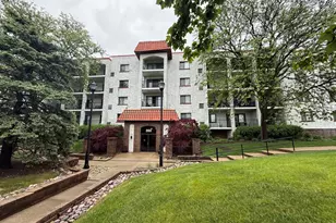 350 Plum Creek Dr, Wheeling, IL 60090 - Photo 1