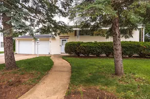 18 Oakwood Dr, Pontiac, IL 61764 - Photo 3