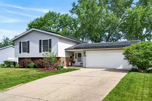 218 Wellington Dr, Crystal Lake, IL 60014 - Photo 1