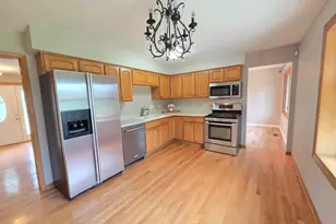 8112 Rutherford Dr, Woodridge, IL 60517 - Photo 7