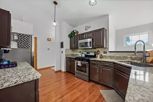290 Nicole Dr, South Elgin, IL 60177 - Photo 5