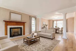 383 Barnswallow Ln, Vernon Hills, IL 60061 - Photo 3