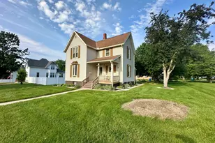 407 N Chestnut St, Princeton, IL 61356 - Photo 1