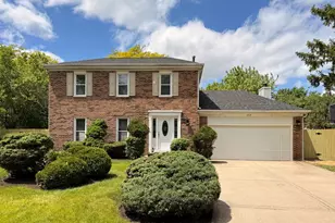 565 Kensington Ct, Roselle, IL 60172 - Photo 1