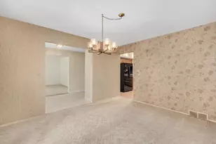 10S240 Hampshire Ln W, Willowbrook, IL 60527 - Photo 9