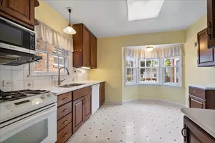 2925 W Greenleaf Ave, Chicago, IL 60645 - Photo 9