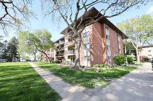 2230 S Goebbert Rd, Arlington Heights, IL 60005 - Photo 3