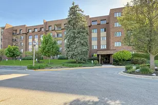 453 Raintree Dr, Glen Ellyn, IL 60137 - Photo 1