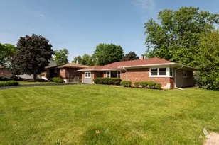 10815 S 71st Ct, Worth, IL 60482 - Photo 3