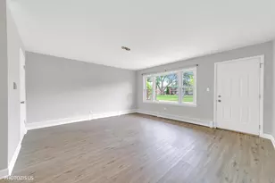1111 Holiday Ln, Des Plaines, IL 60016 - Photo 9