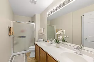 928 N Village Dr, Round Lake Beach, IL 60073 - Photo 9