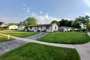 18468 W Meadow Ln, Gurnee, IL 60031 - Photo 3