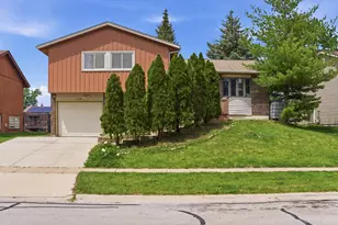 824 Oakton Ave, Romeoville, IL 60446 - Photo 1
