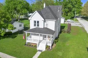 211 N Maple St, Grant Park, IL 60940 - Photo 1