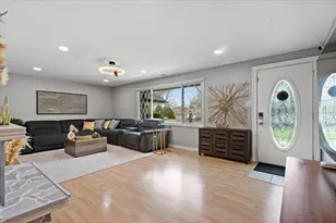 1923 Warwick Ln, Schaumburg, IL 60193 - Photo 3