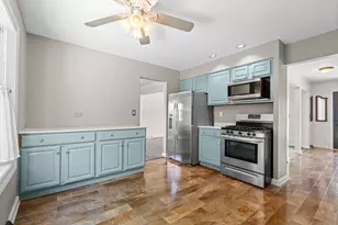 533 N Beck Rd, Lindenhurst, IL 60046 - Photo 5