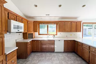7706 Warwick Ave, Darien, IL 60561 - Photo 17