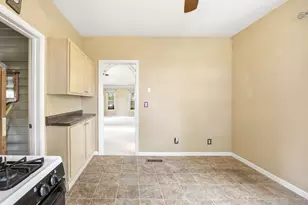 570 Addison St, Elgin, IL 60120 - Photo 13