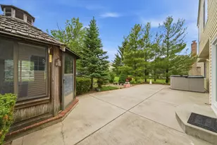 2210 Fieldcrest Dr, Mundelein, IL 60060 - Photo 7